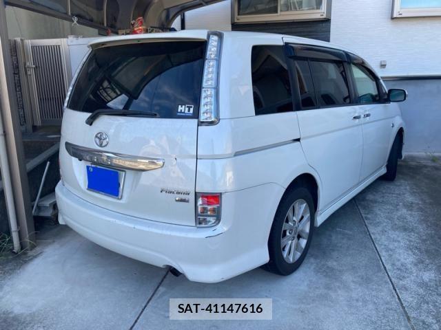 Toyota ISIS 2012-11 8457706-2