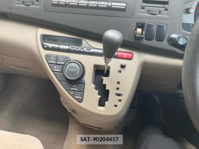 Toyota ISIS 2006-05 8485523-17