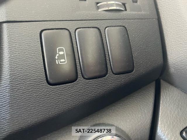 Toyota ISIS 2010-07 8485522-8