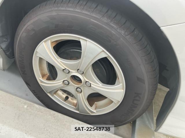 Toyota ISIS 2010-07 8485522-15