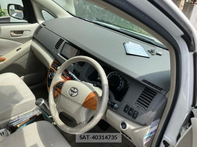 Toyota ISIS 2010-08 8562226-15