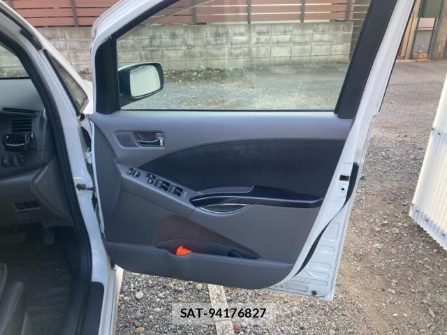 Toyota ISIS 2005-03 8562224-11