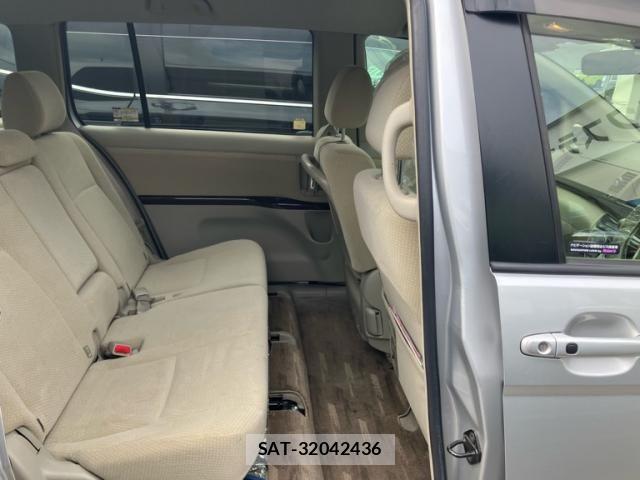 Toyota ISIS 2012-07 8562225-12