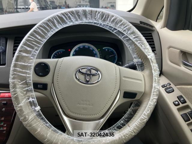 Toyota ISIS 2012-07 8562225-14