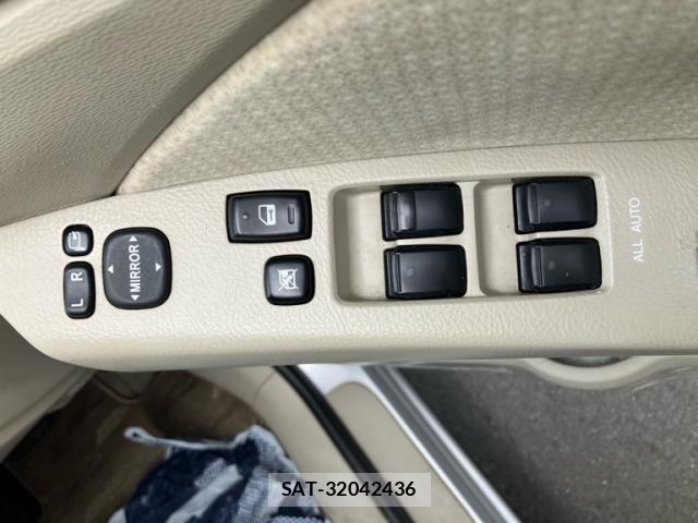 Toyota ISIS 2012-07 8562225-19
