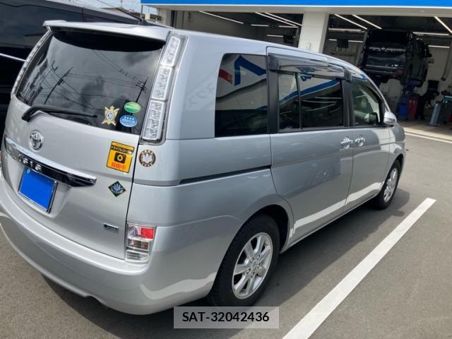 Toyota ISIS 2012-07 8562225-3
