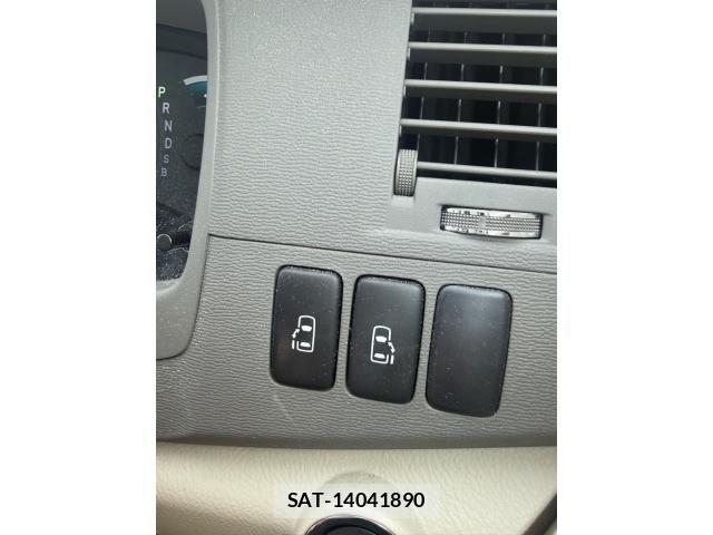 Toyota ISIS 2010-09 8627210-12