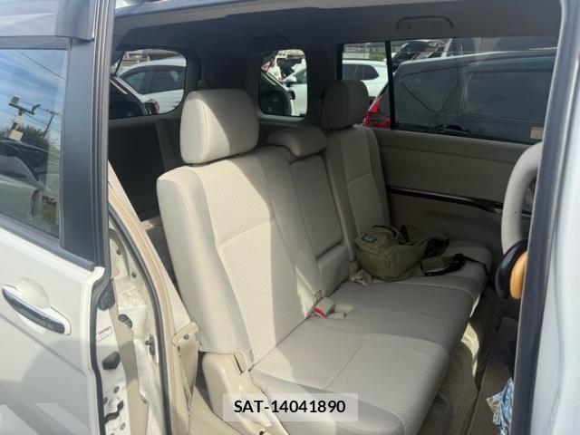 Toyota ISIS 2010-09 8627210-18