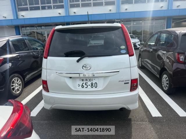 Toyota ISIS 2010-09 8627210-2