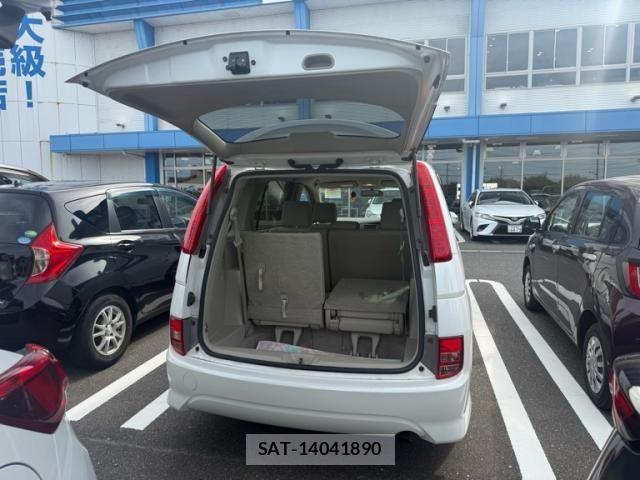 Toyota ISIS 2010-09 8627210-4