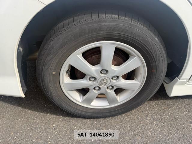 Toyota ISIS 2010-09 8627210-5