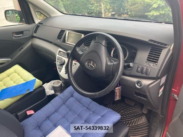 Toyota ISIS 2009-10 8627212-12