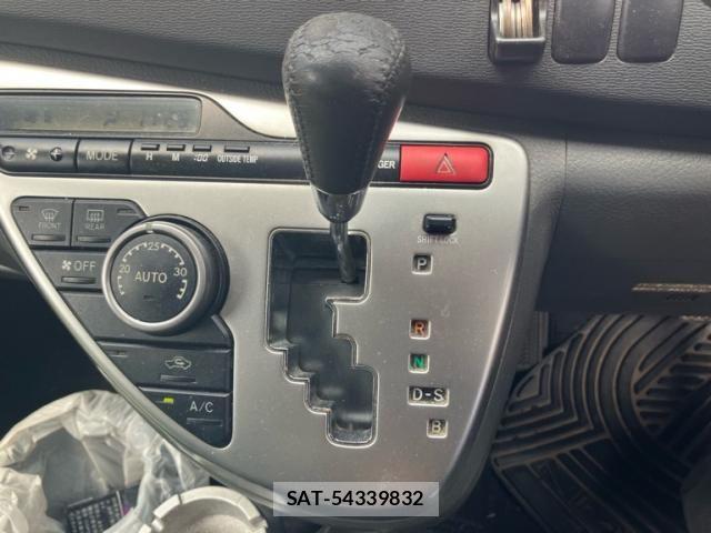 Toyota ISIS 2009-10 8627212-24