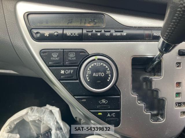 Toyota ISIS 2009-10 8627212-25