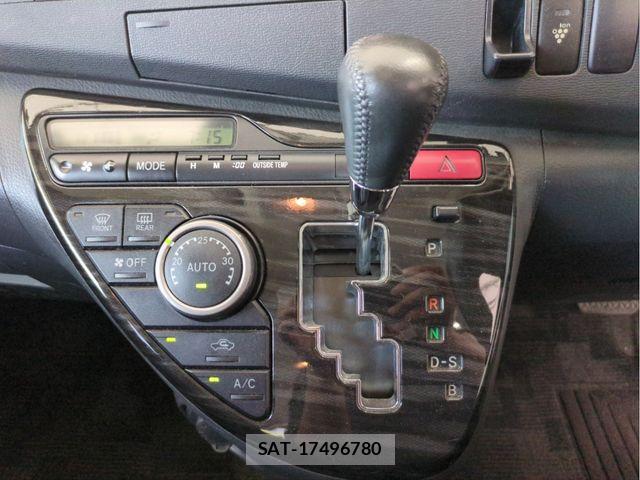 Toyota ISIS 2012-11 8659563-11