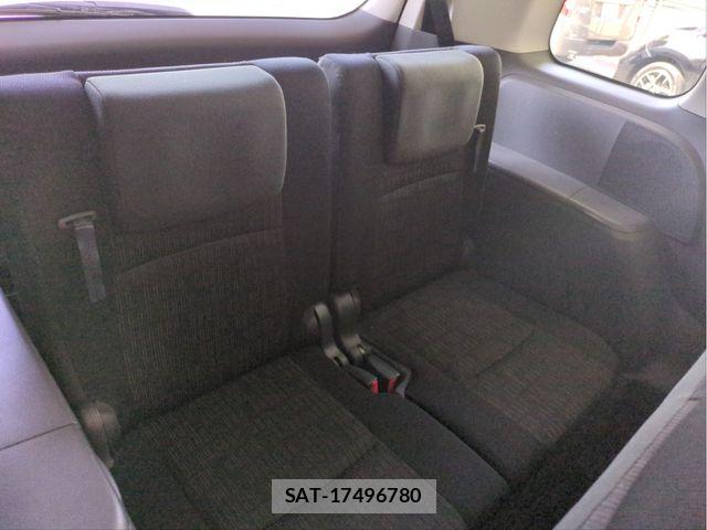 Toyota ISIS 2012-11 8659563-27