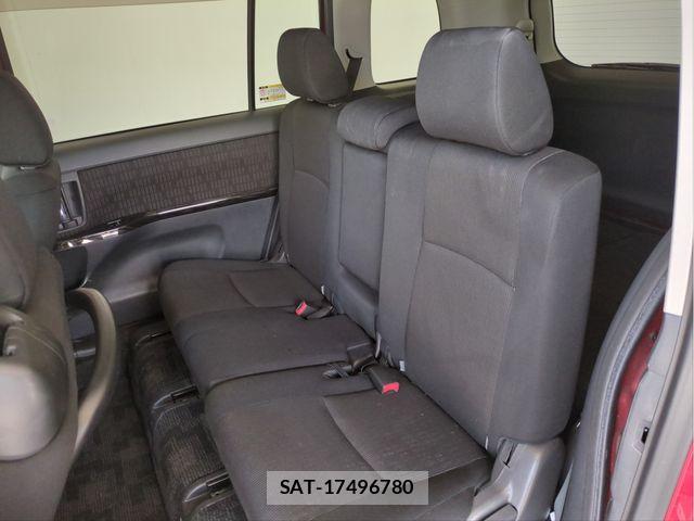 Toyota ISIS 2012-11 8659563-4