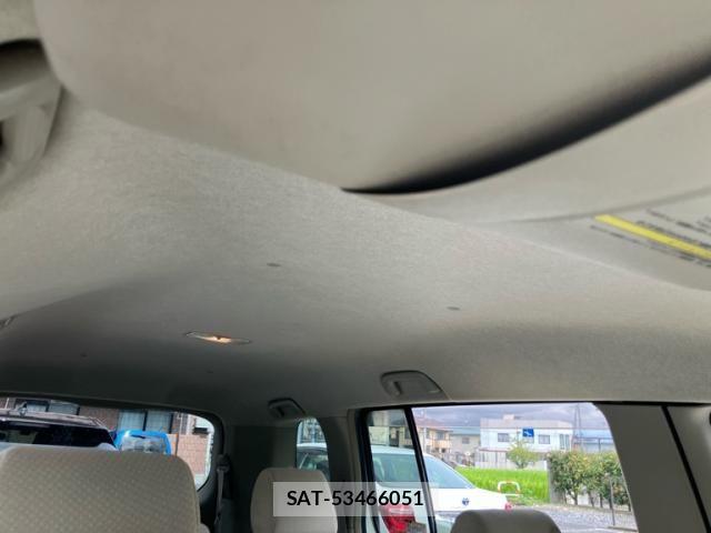 Toyota ISIS 2012-04 8659556-12