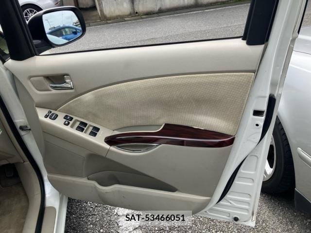 Toyota ISIS 2012-04 8659556-13