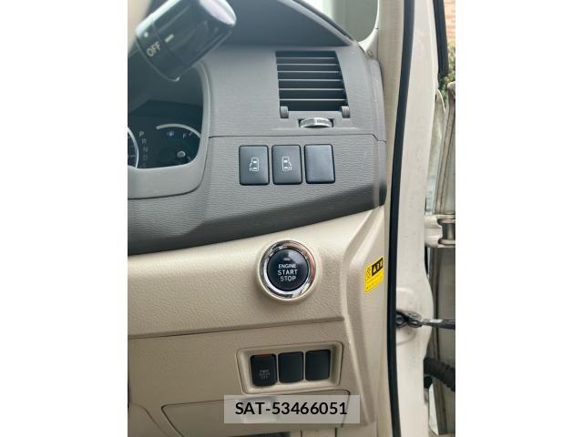 Toyota ISIS 2012-04 8659556-14