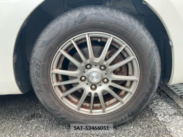Toyota ISIS 2012-04 8659556-6