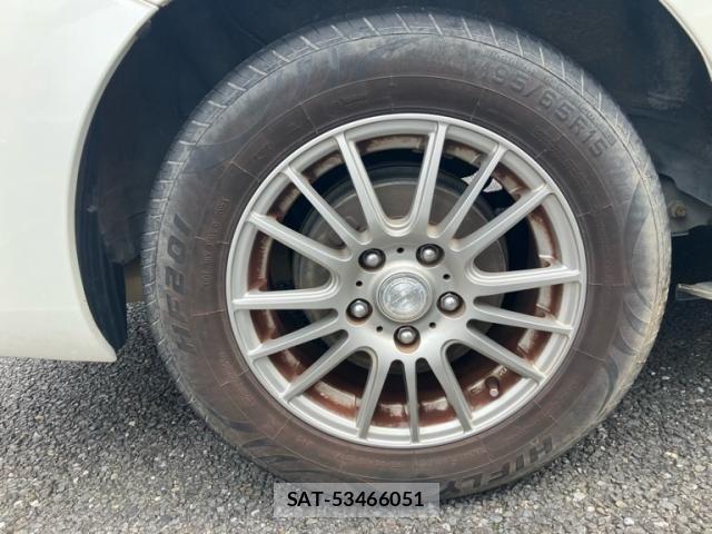 Toyota ISIS 2012-04 8659556-7