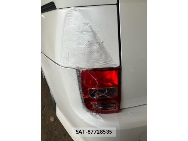 Toyota ISIS 2010-02 8659571-13