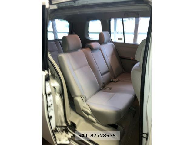 Toyota ISIS 2010-02 8659571-16