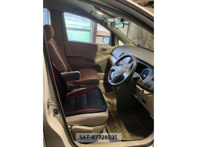 Toyota ISIS 2010-02 8659571-17