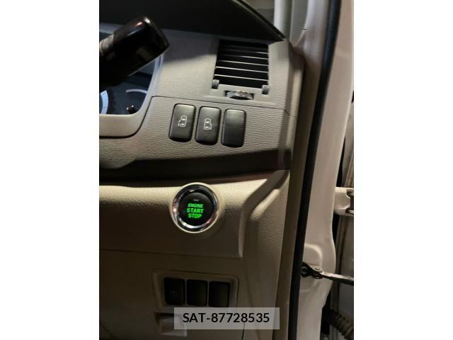 Toyota ISIS 2010-02 8659571-19
