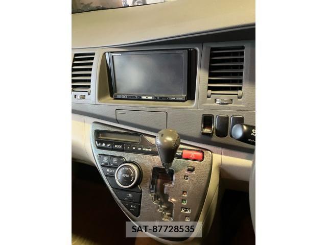 Toyota ISIS 2010-02 8659571-21