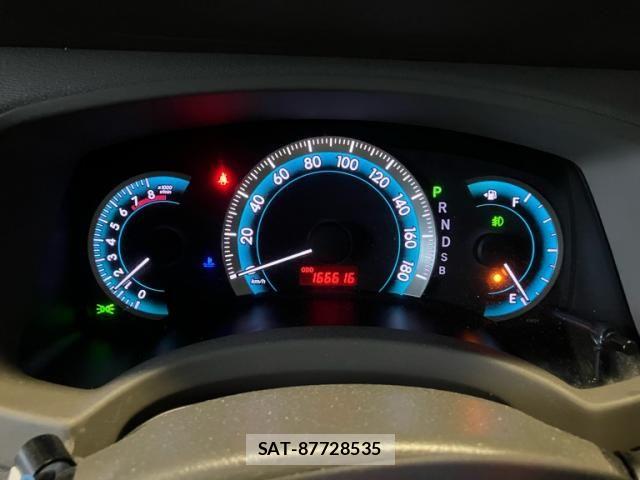 Toyota ISIS 2010-02 8659571-23