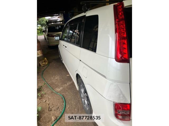 Toyota ISIS 2010-02 8659571-5