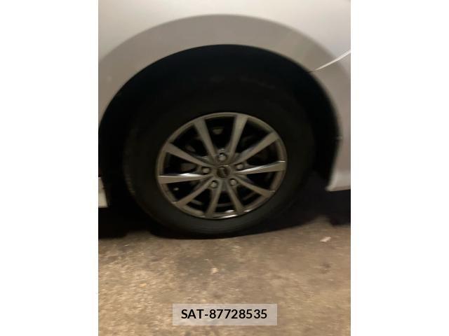 Toyota ISIS 2010-02 8659571-7