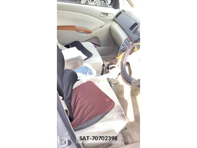 Toyota ISIS 2009-10 8659572-9