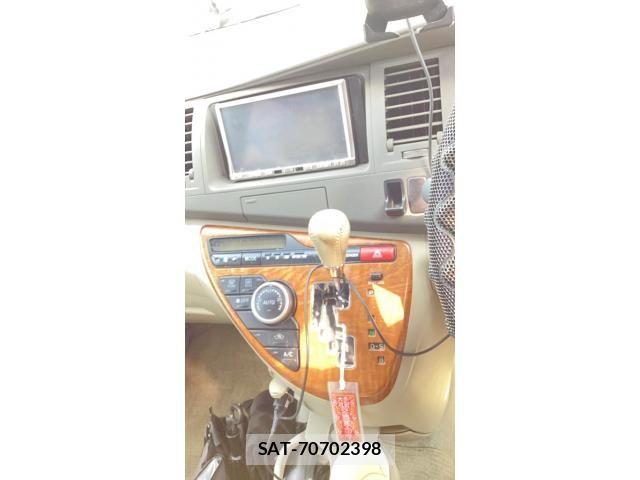 Toyota ISIS 2009-10 8659572-11