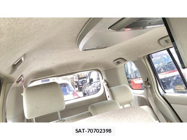 Toyota ISIS 2009-10 8659572-14