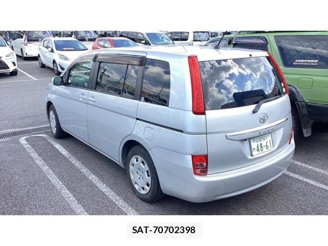 Toyota ISIS 2009-10 8659572-1