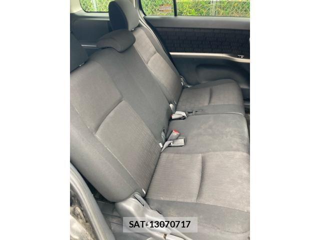 Toyota ISIS 2013-07 8659570-10