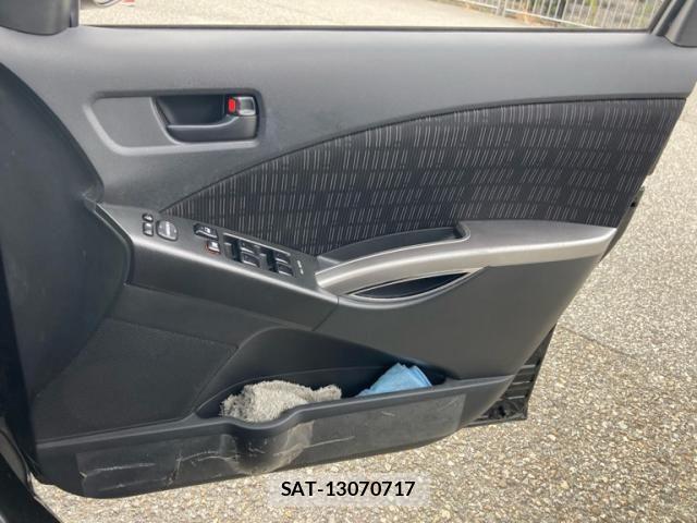 Toyota ISIS 2013-07 8659570-11