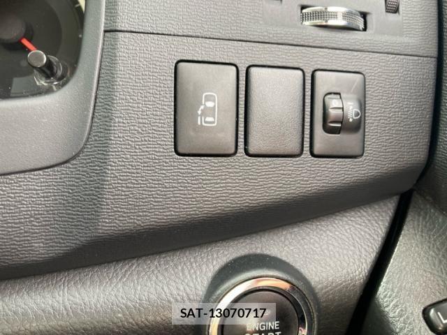 Toyota ISIS 2013-07 8659570-12