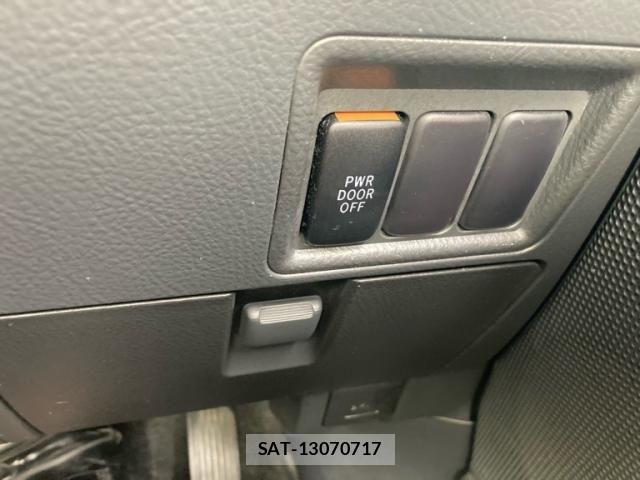 Toyota ISIS 2013-07 8659570-13