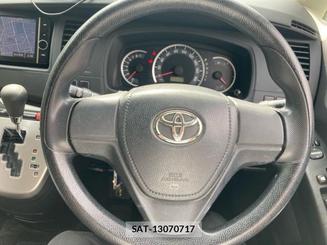 Toyota ISIS 2013-07 8659570-14