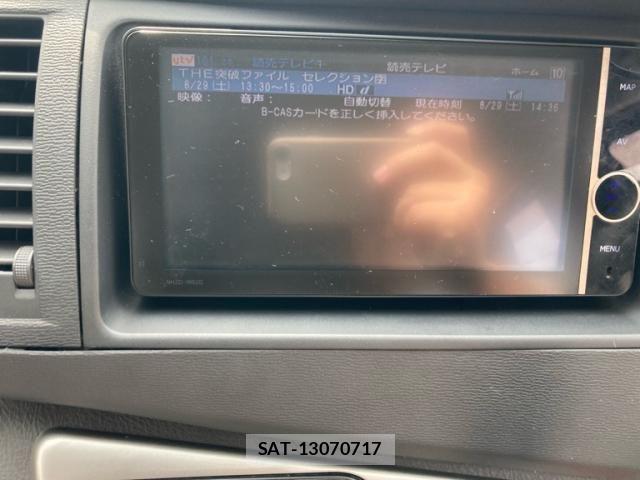Toyota ISIS 2013-07 8659570-19