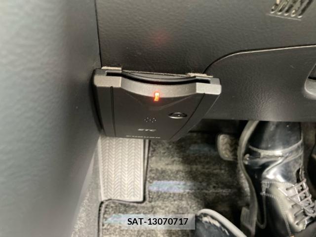 Toyota ISIS 2013-07 8659570-20