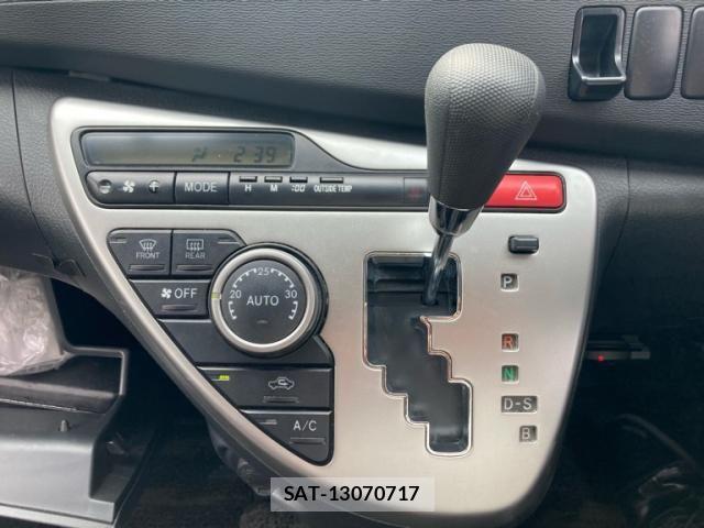 Toyota ISIS 2013-07 8659570-21