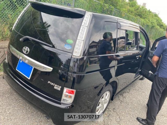 Toyota ISIS 2013-07 8659570-2
