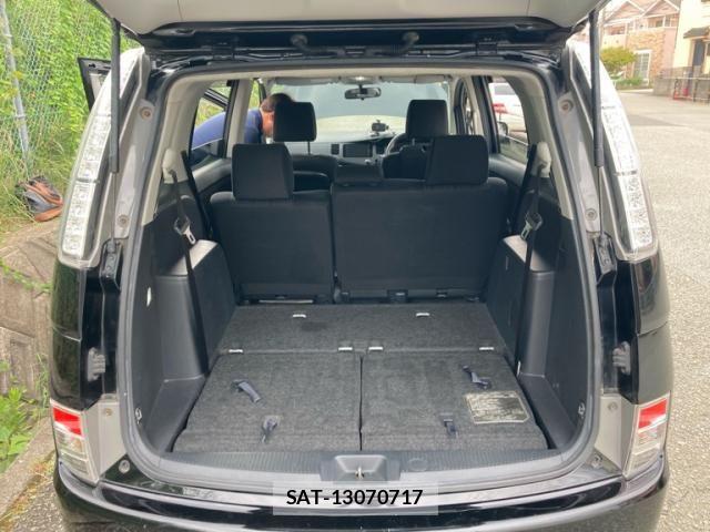 Toyota ISIS 2013-07 8659570-8