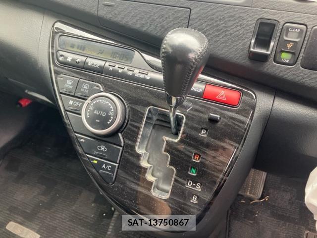 Toyota ISIS 2011-09 8685734-13