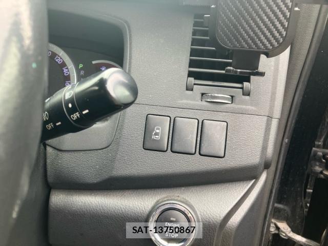 Toyota ISIS 2011-09 8685734-15